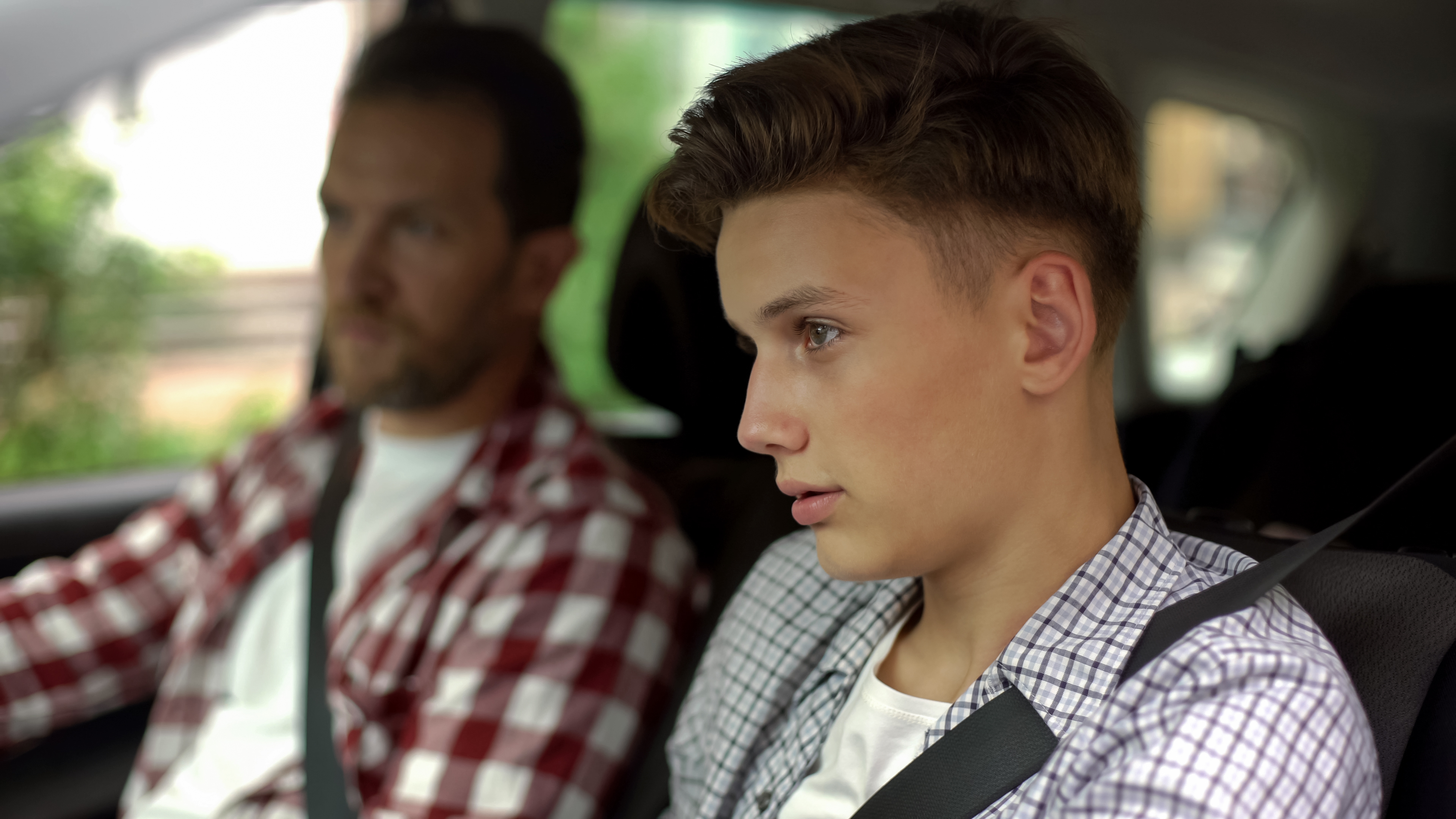 jeune conducteur au volant d'une voiture avec son père